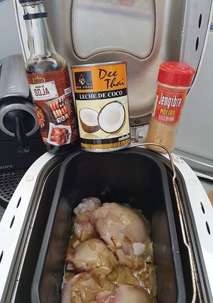 Una foto de Pollo al estilo tailandés (panificadora Lidl) con arroz blanco thai en arrocera
