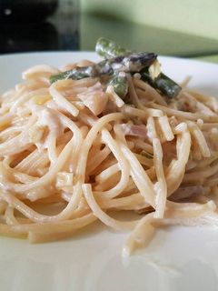 Una foto de Espaguetis con salsa de espárragos y frutos secos