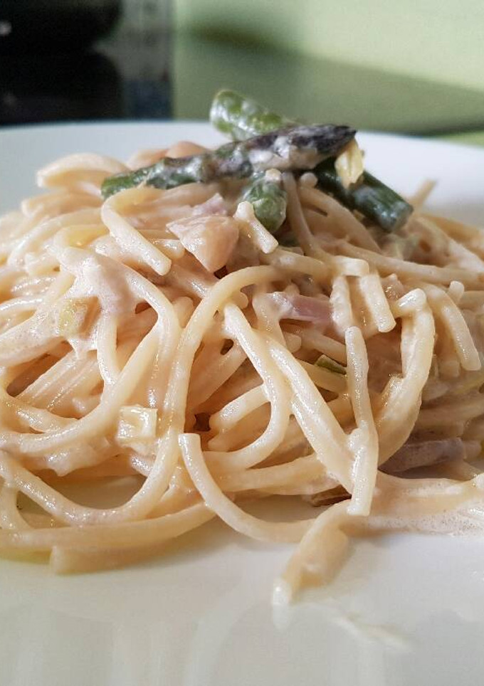 Una foto de Espaguetis con salsa de espárragos y frutos secos