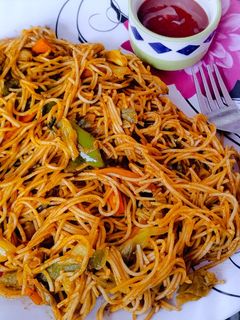 शेज़वान नूडल्स (schezwan noodles recipe in Hindi) रेसिपी मुख्य फोटो