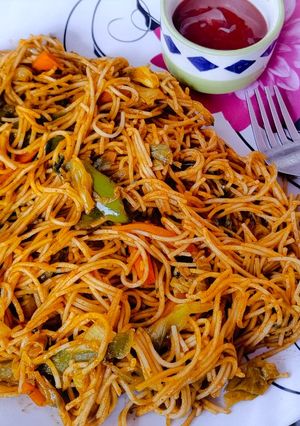शेज़वान नूडल्स (schezwan noodles recipe in Hindi) रेसिपी मुख्य फोटो
