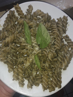 Una foto de Pasta al pesto facilísimo