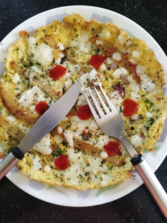 চিজি সালামি অমলেট (cheesy salami omelette recipe in Bengali) রেসিপির প্রধান ছবি