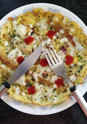 চিজি সালামি অমলেট (cheesy salami omelette recipe in Bengali) রেসিপির প্রধান ছবি