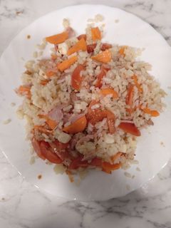 Una foto de Arroz con verduras y atún