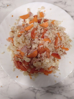 Una foto de Arroz con verduras y atún
