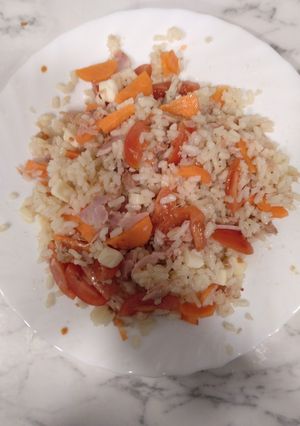 Una foto de Arroz con verduras y atún