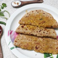 A picture of Gobi aur pyaz ke paratha.