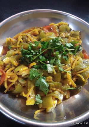 તુરિયા અને સેવ નું શાક (Turiya Sev Shak Recipe In Gujarati) રેસીપી મુખ્ય ફોટો