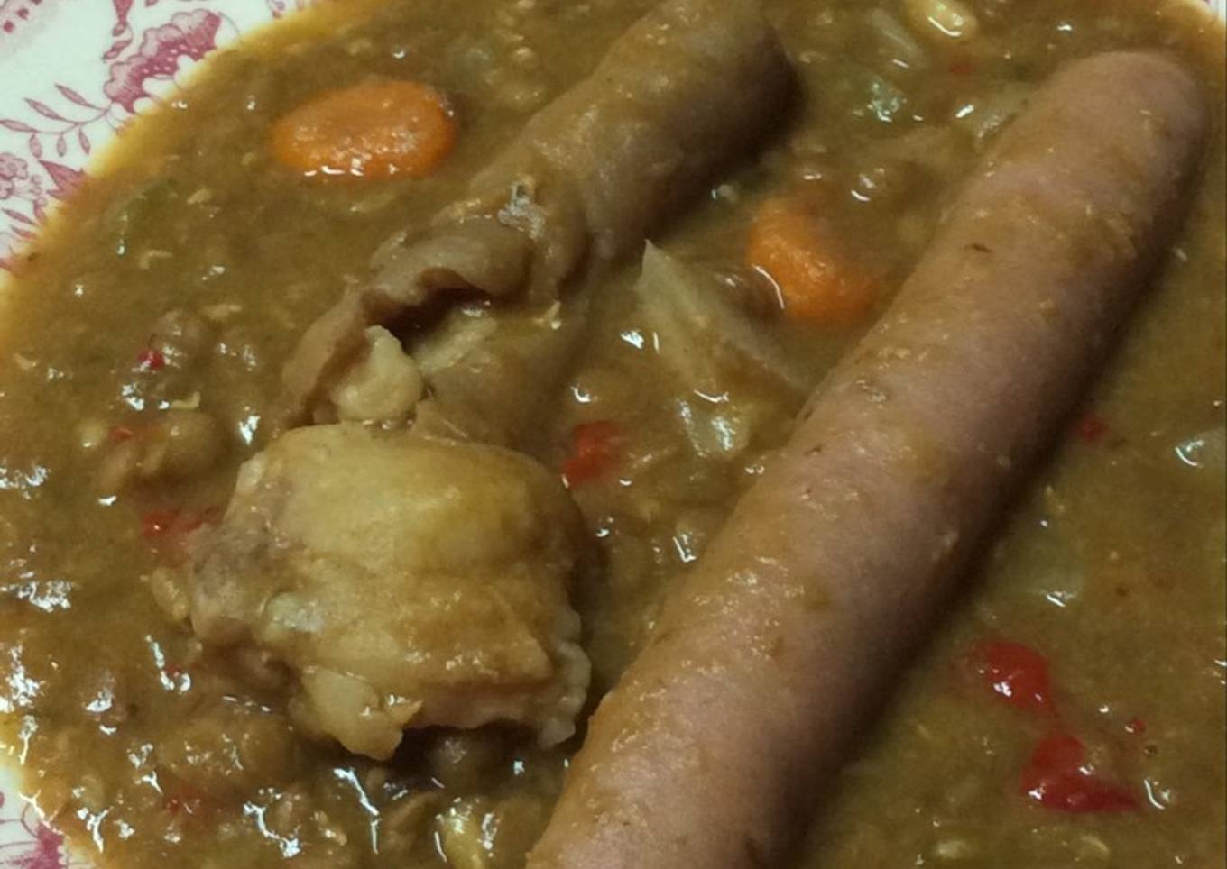 Lentejas castellanas con salchichas y rabo de cerdo