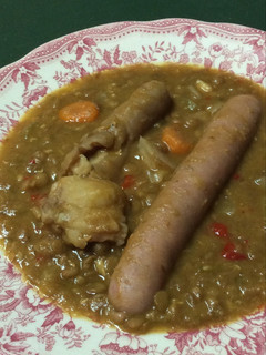 Una foto de Lentejas castellanas con salchichas y rabo de cerdo