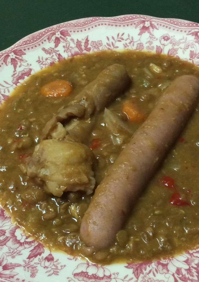 Una foto de Lentejas castellanas con salchichas y rabo de cerdo