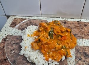 Una foto de Pollo al curry con champiñones y vegetales version saludable