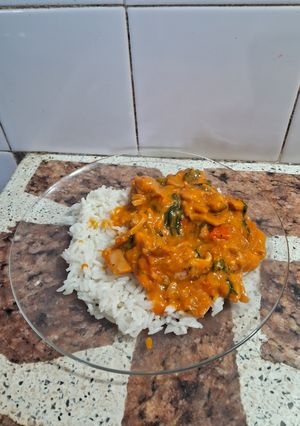 Una foto de Pollo al curry con champiñones y vegetales version saludable