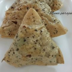 A picture of Samak aata and jowar aata ke papad samosa.
