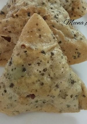 A picture of Samak aata and jowar aata ke papad samosa.