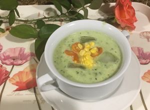 Una foto de Cocina para enamorar: Sopa fría de palta, pepino y coco