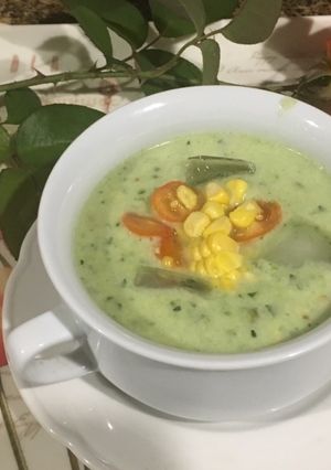 Una foto de Cocina para enamorar: Sopa fría de palta, pepino y coco