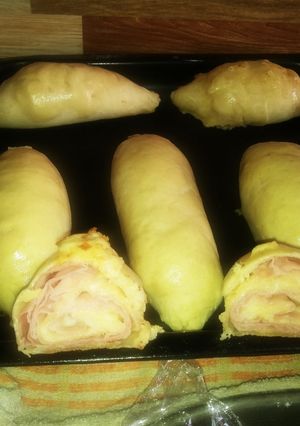 Una foto de Panes arrollados de jamón y queso, más libritos y bolillos