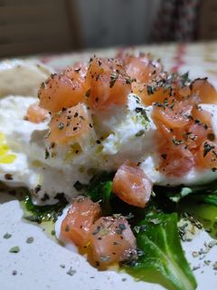 Una foto de Burrata con salmón