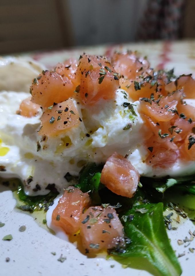 Una foto de Burrata con salmón