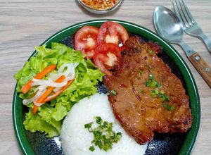 Hình của món Cơm tấm sườn nướng mật ong.