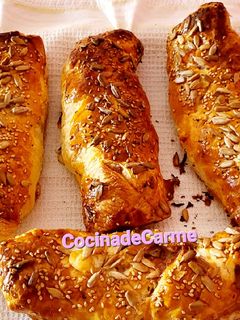 Una foto de Hojaldres con embutidos, quesos y champiñones