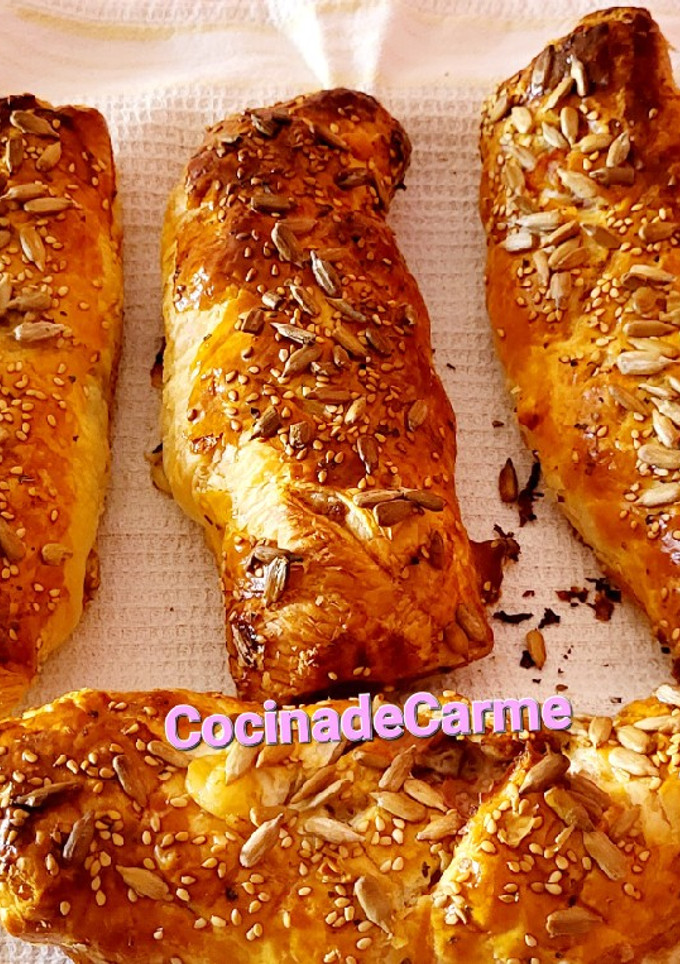 Una foto de Hojaldres con embutidos, quesos y champiñones