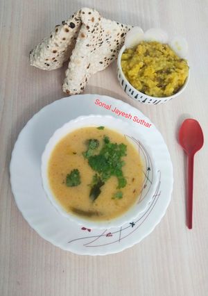 गुजराती खट्टी मीठी कढ़ी(Gujarati Khatti Meethi Kadhi Recipe In Hindi) रेसिपी मुख्य फोटो