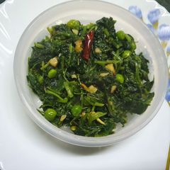 A picture of Stir Fried Spinach with Garlic and Green Peas.