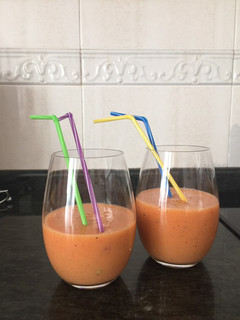 Una foto de Zumo multifrutas 🍌🥝🍎🍊🍓