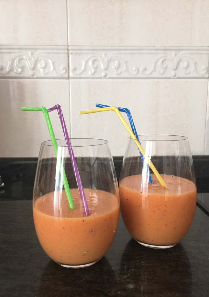 Una foto de Zumo multifrutas 🍌🥝🍎🍊🍓