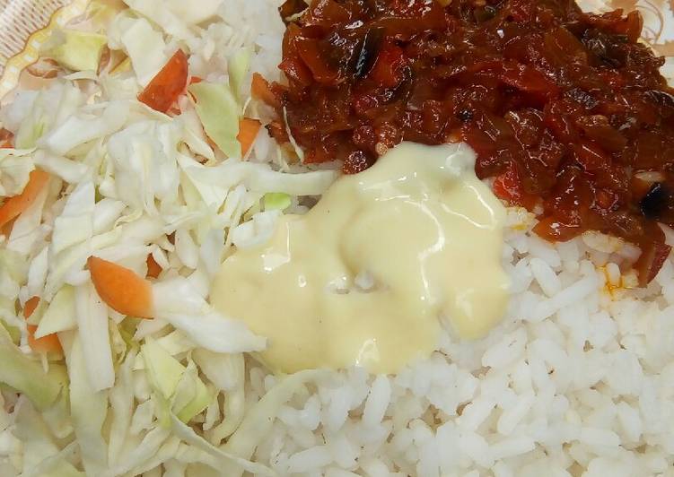 White rice and stew with cabbage and cream