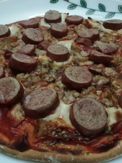 Una foto de Pizza con salchichas y atún