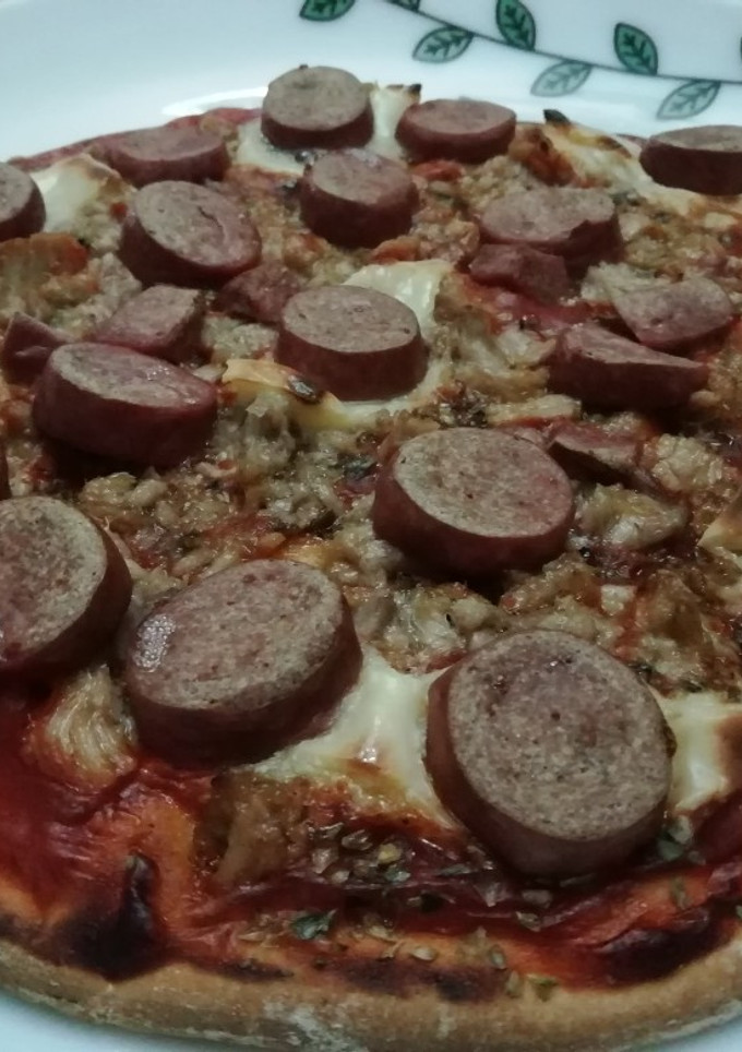 Una foto de Pizza con salchichas y atún