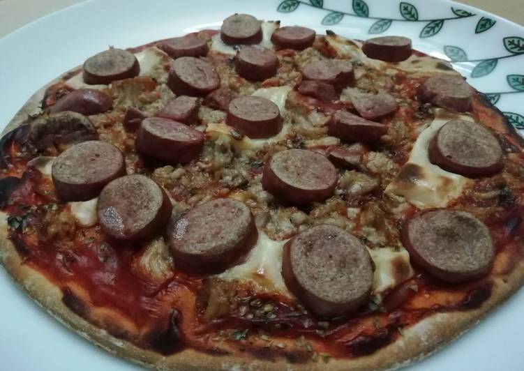 Pizza con salchichas y atún