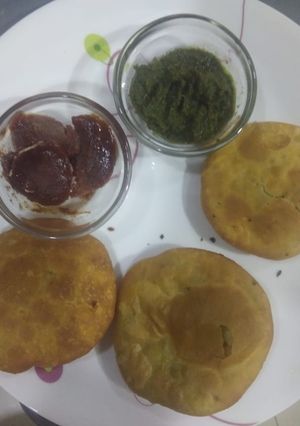 A picture of Mutter kachori.
