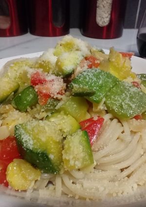 Una foto de Spaghetti con verduras salteadas