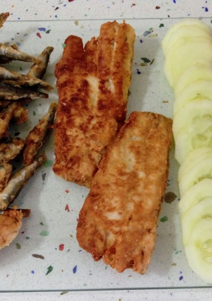 Una foto de Pescado variado frito y ensalada de tomates con pepinos