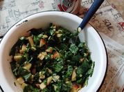 Una foto de aderezo para ensalada de espinacas