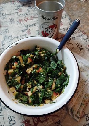 Una foto de Ensalada de Espinaca, manzana y queso