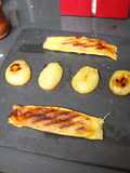 Pasta wonton rellena de surimi, salchicha y queso con patatas al grill doble