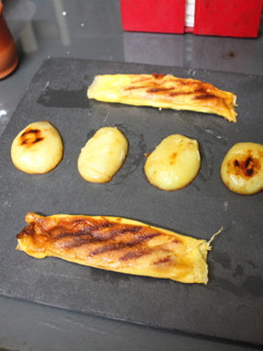 Una foto de Pasta wonton rellena de surimi, salchicha y queso con patatas al grill doble