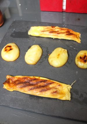 Una foto de Pasta wonton rellena de surimi, salchicha y queso con patatas al grill doble