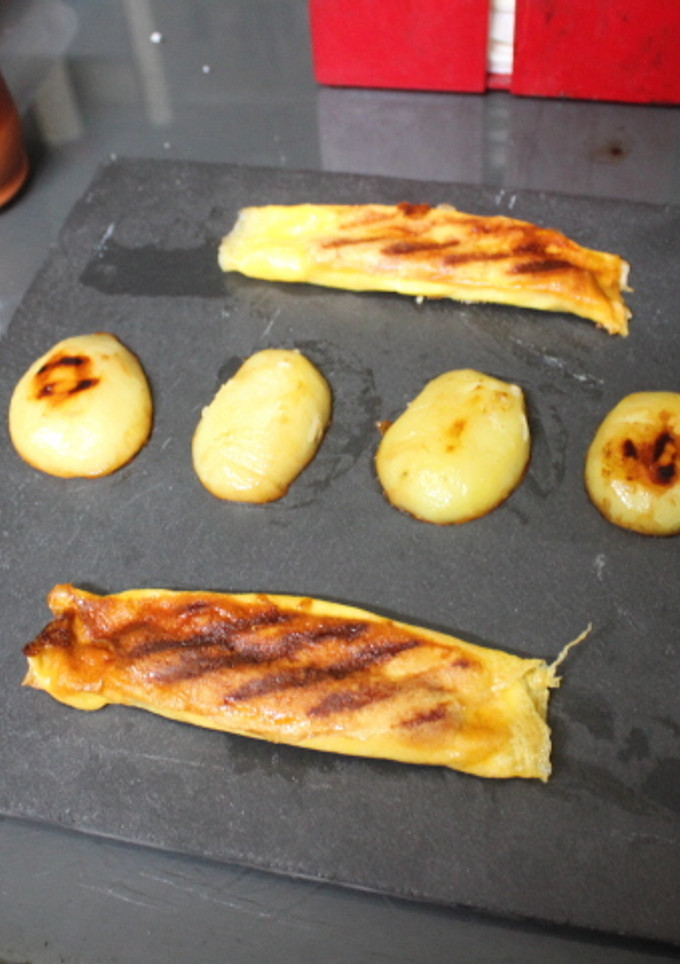 Una foto de Pasta wonton rellena de surimi, salchicha y queso con patatas al grill doble