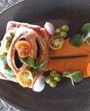 Beef Wellington en salsa de cacahuate y rollitos de jamón
