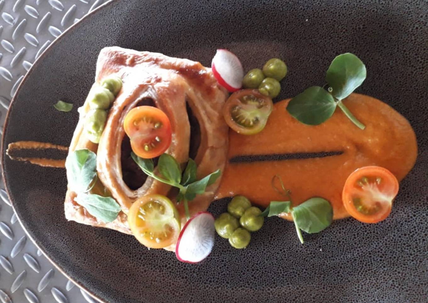 Beef Wellington en salsa de cacahuate y rollitos de jamón