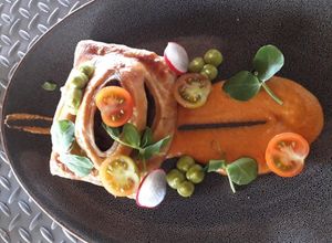 Una foto de Beef Wellington en salsa de cacahuate y rollitos de jamón