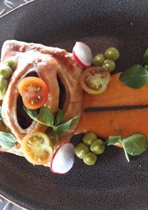 Una foto de Beef Wellington en salsa de cacahuate y rollitos de jamón