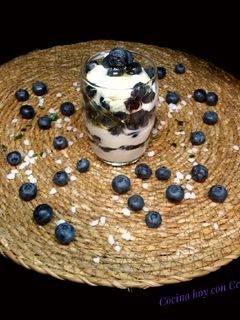 Una foto de Postre individual de arándanos, yogur y miel